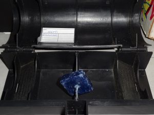 Fraßöder mit Wirkstoff zum Mäuse bekämpfen in einer Köderbox eingelegt. Befestigt gegen Herausfallen und verschleppen.