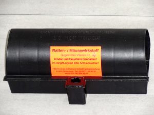 Köderboxen werden mit Warnaufklebern versehen, nummeriert und protokoliert und an die Befallsschwerpunkte gestellt.